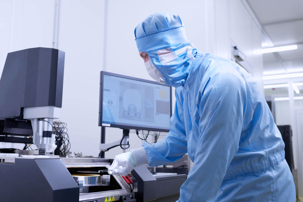 scientist in lab 